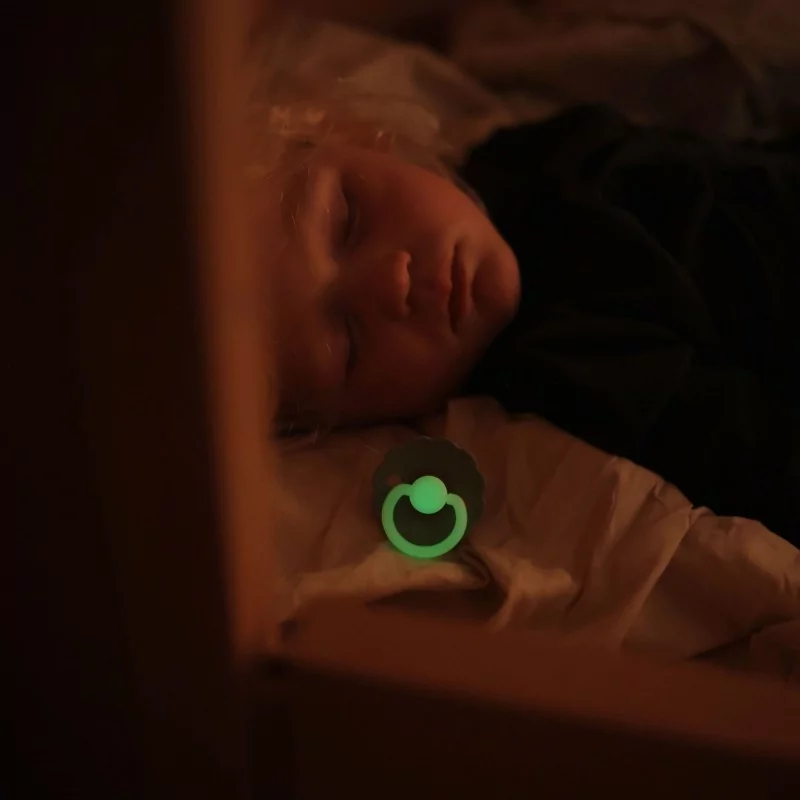 Frigg | Fopspeen Daisy Night Cream/Blush Siliconen Speen Ortho/Physio Glow in the Dark, T2, 6-18m 2-pack