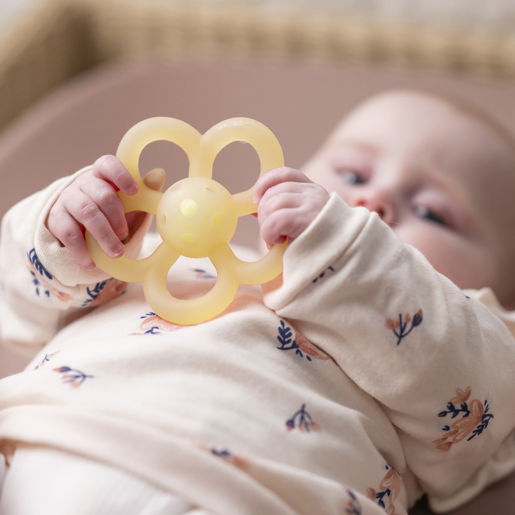 Nattou | Rammelaar Bloem Silicone Geel