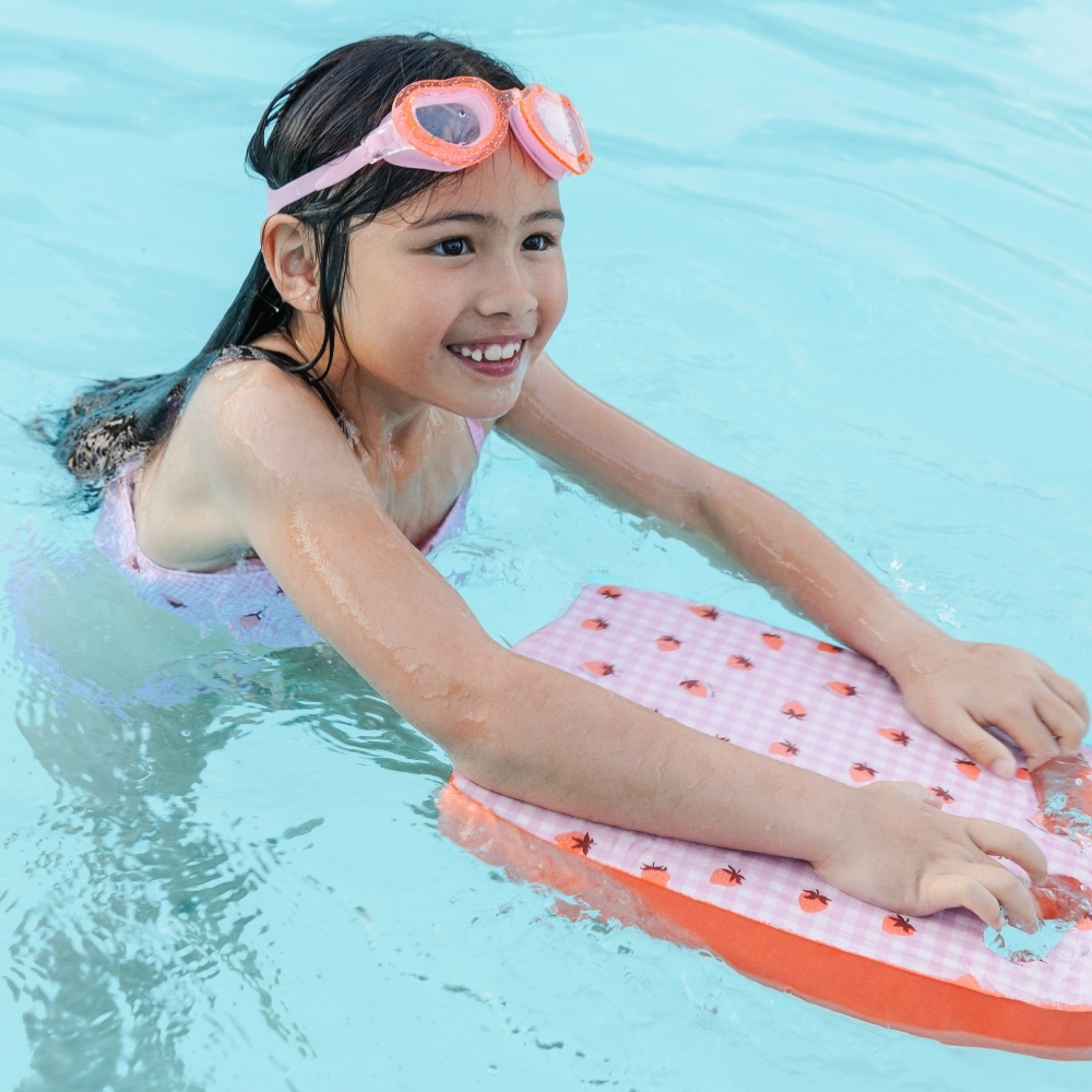 Swim Essentials | Zwemaccessoire Zwemplank Strawberry Fields 39x28x8cm