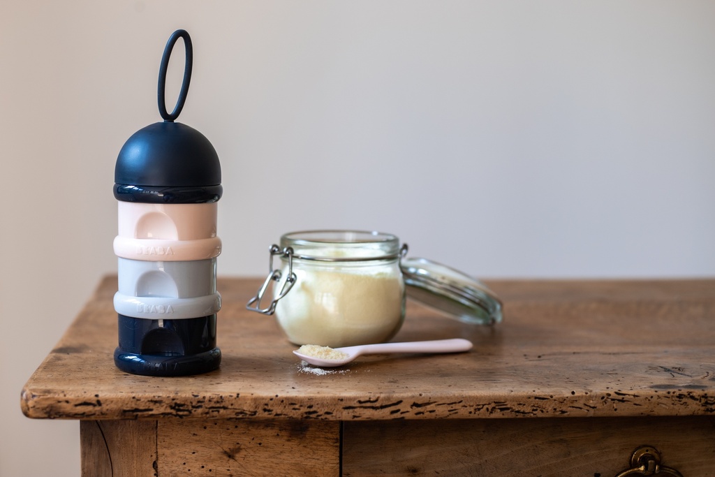 MELKPOEDERDOOSJE, dark blue/grey/pink, 3 compartiment(en) voor elk 9 schepjes melkpoeder, 2020