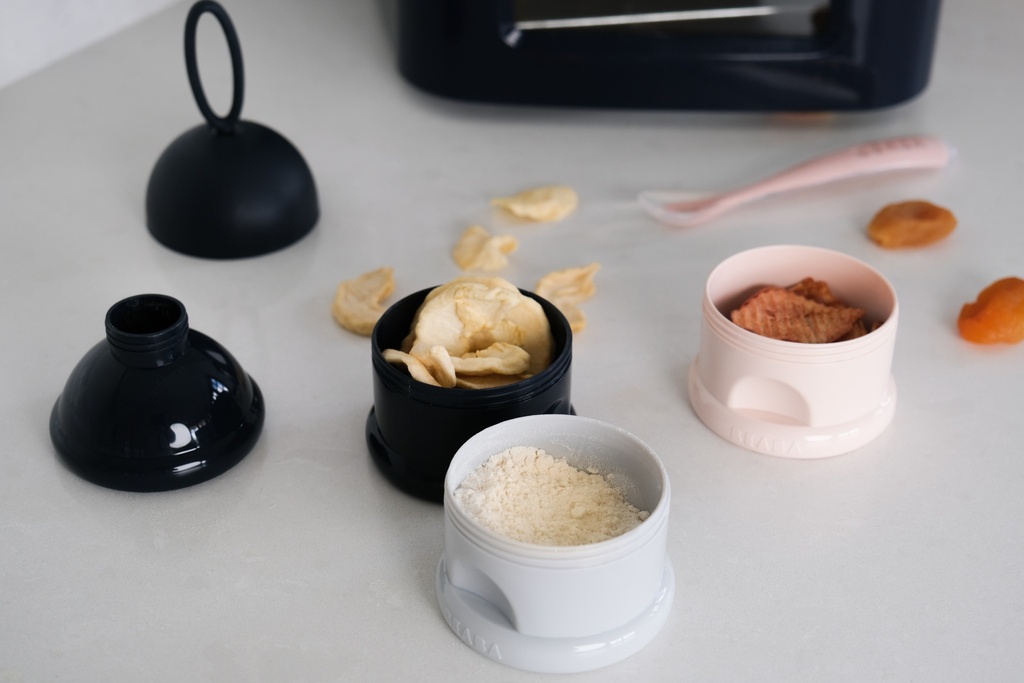 MELKPOEDERDOOSJE, dark blue/grey/pink, 3 compartiment(en) voor elk 9 schepjes melkpoeder, 2020