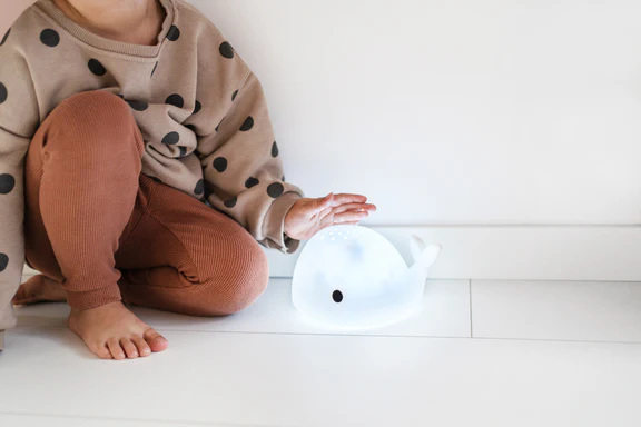 NACHTLAMP MET PROJECTIE, Moby, wit, uni, walvis, in siliconen, aanpasbare lichtintensiteit