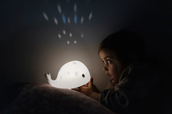 NACHTLAMP MET PROJECTIE, Moby, wit, uni, walvis, in siliconen, aanpasbare lichtintensiteit