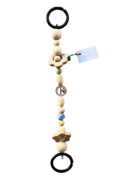 Klein Atelier | Wagenspanner met Belletje Houten Kralen/Bloem Powder Blue Blauw 36cm