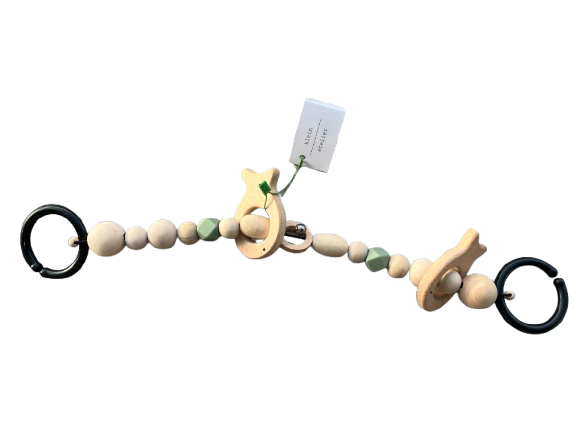 Klein Atelier | Wagenspanner met Belletje Houten Kralen/Vis Olive Groen 36cm