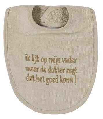 PetitVillain | Slabbetje Ik Lijk Op Mijn Vader Maar de Dokter Zegt Dat Het Goed Komt Badstof Zand 25x34cm