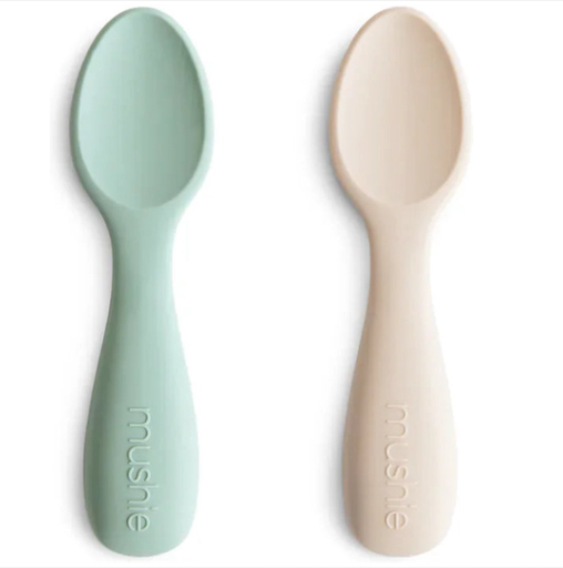 [477384] Mushie | Lepel Starter Baby Spoon Cambridge Blue/Shifting Sand Silicone Blauw/Ecru 2-pack